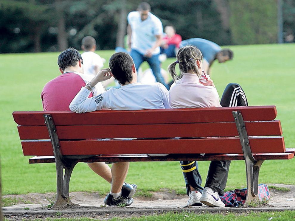 Varios jóvenes en un parque de la capital, en imagen de archivo.