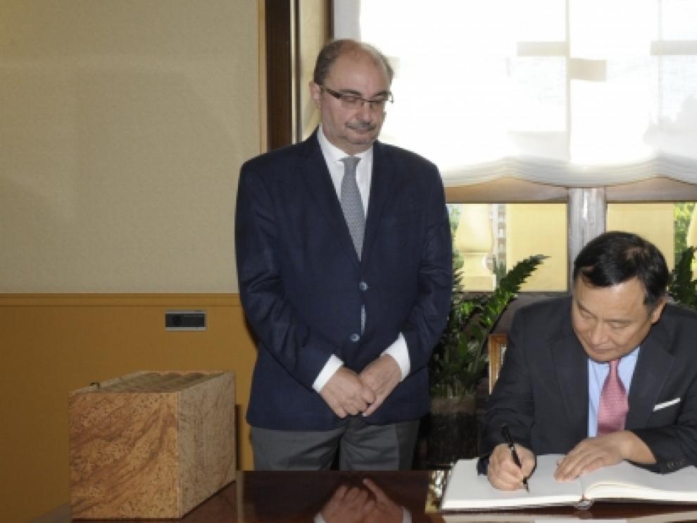 El presidente del Gobierno de Aragón, Javier Lambán, y el embajador de Corea del Sur en España, Hee-Kwon Park.
