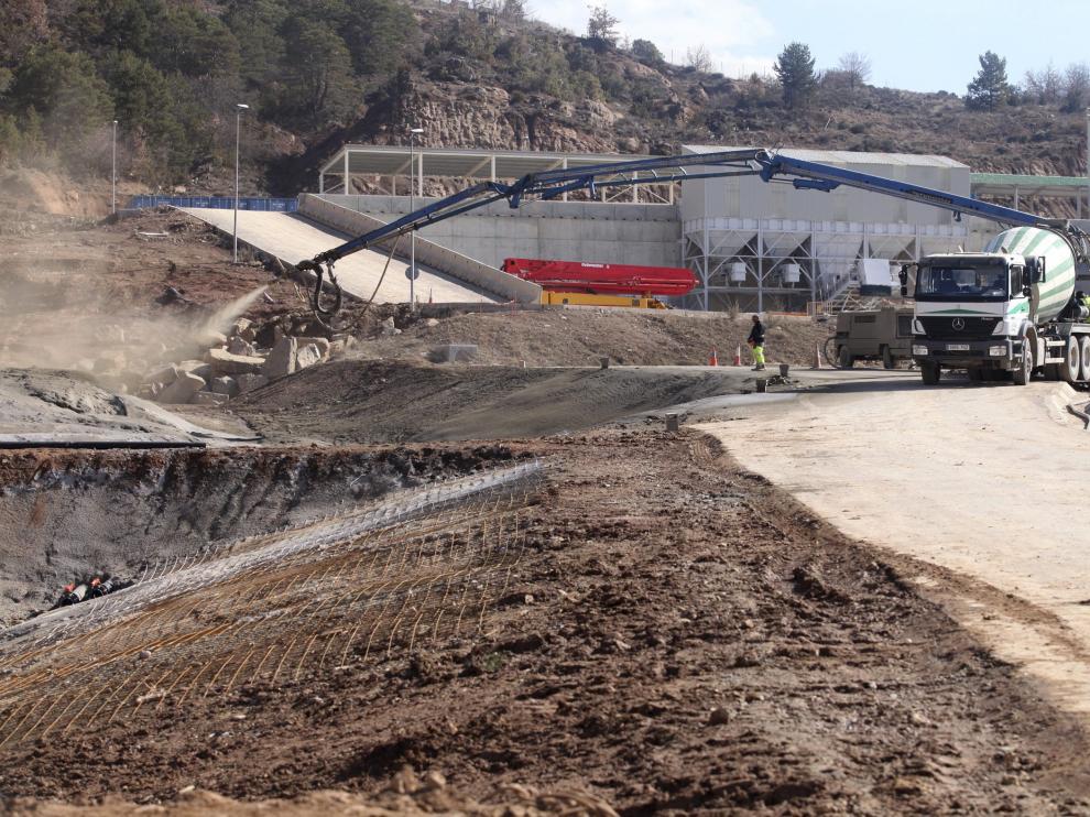 El barranco de Bailín es uno de los tres emplazamientos oscenses con residuos del pesticida lindano. En estos años, desde el cierre de Inquinosa, la actuación de la Administración ha ido dirigida a intentar evitar que se extendiera la contaminación. En la foto, trabajos realizados en el barranco en 2015 .