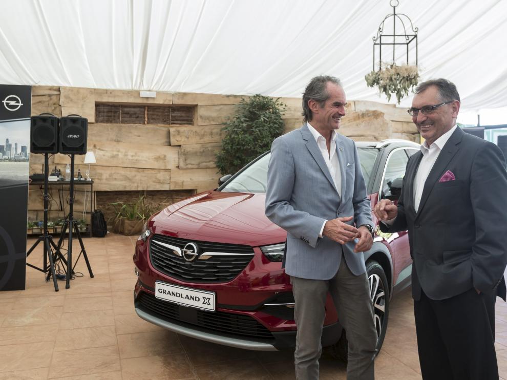 Enrico de Lorenzi y Antonio Cobo, director general comercial y director general de GM_España, con un Grandland X, ayer en Pedrola.