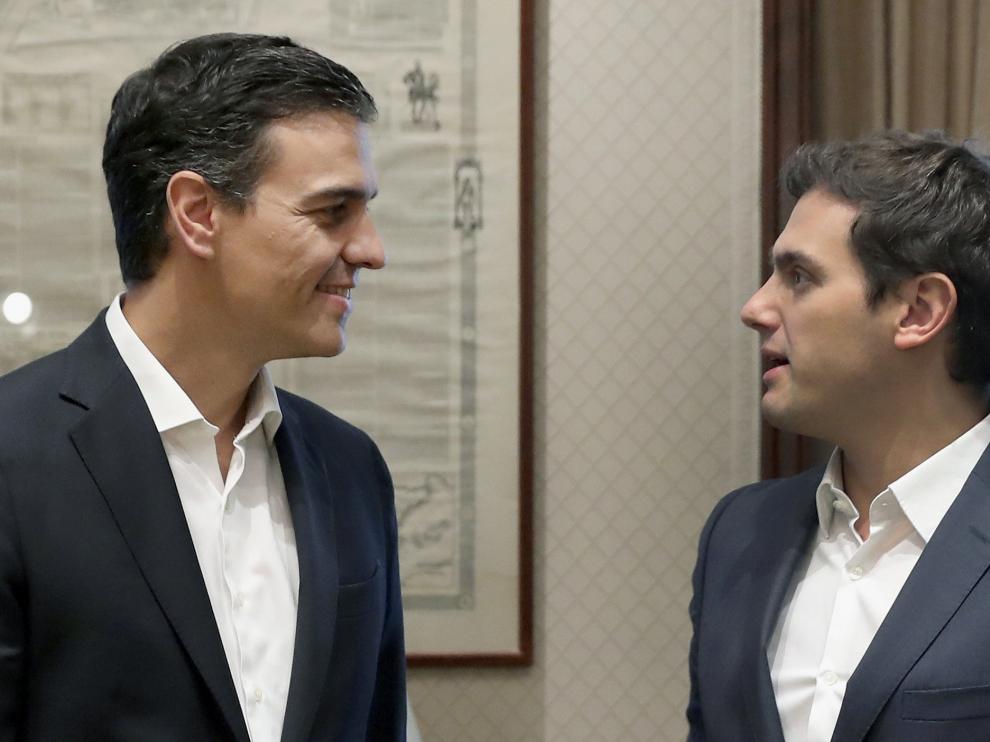 El secretario general del PSOE, Pedro Sánchez (i), y el presidente de Ciudadanos, Albert Rivera