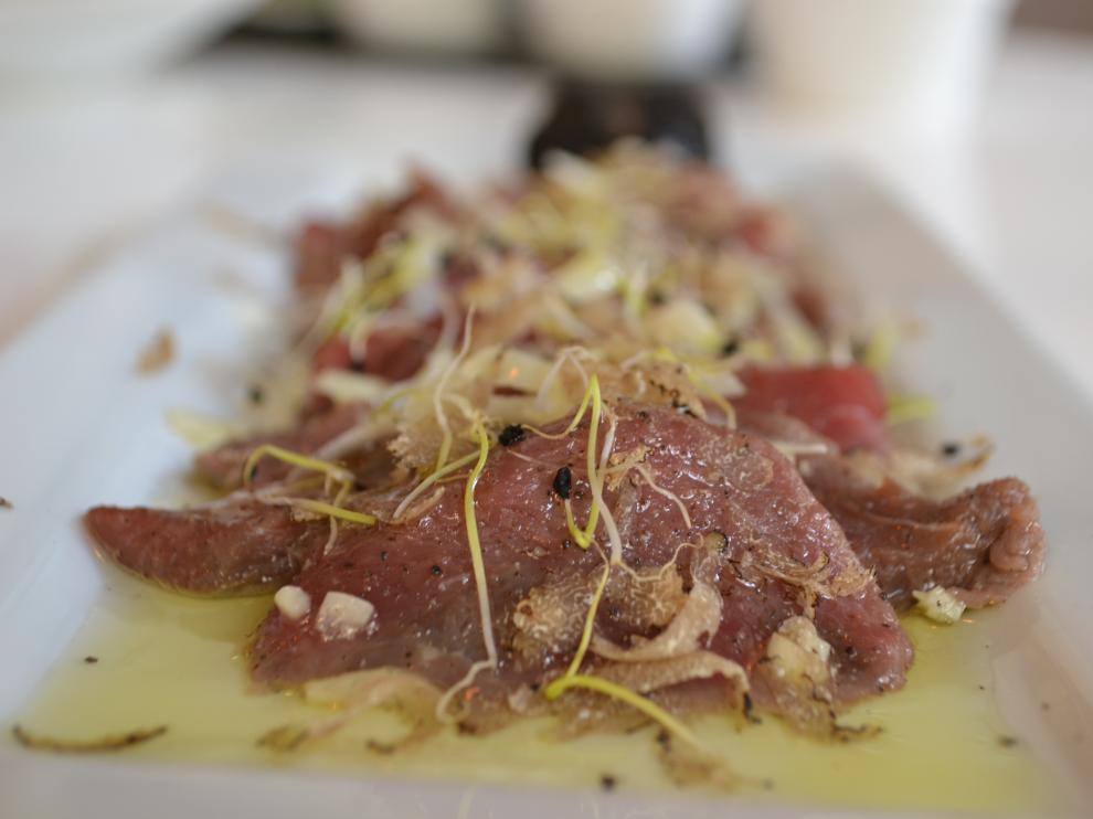 Ensalada fría de ternera con trufa de San Juan.