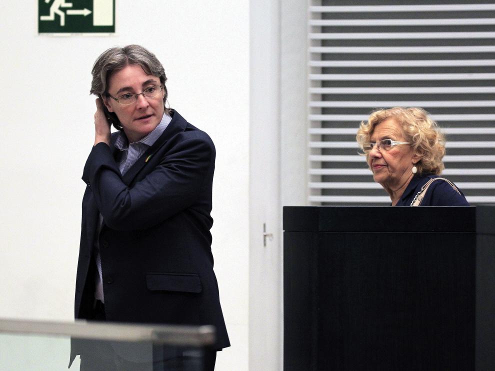 La alcaldesa de Madrid, Manuela Carmena (d), y la primera teniente de alcalde, Marta Higueras (i), a su llegada al Pleno del Ayuntamiento de Madrid