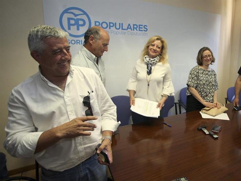La portavoz en la Diputacion Provincial de Soria del grupo popular, Ascensión Pérez (c), acompañada por Jesús Elvira (i), alcalde de San Leonardo de Yagüe, Constantino de Pablo (2i), alcalde de Langa de Duero, Montserrat Torres, concejala del ayuntamiento de Almazan, tras la rueda de prensa ofrecida hoy en la sede del partido.