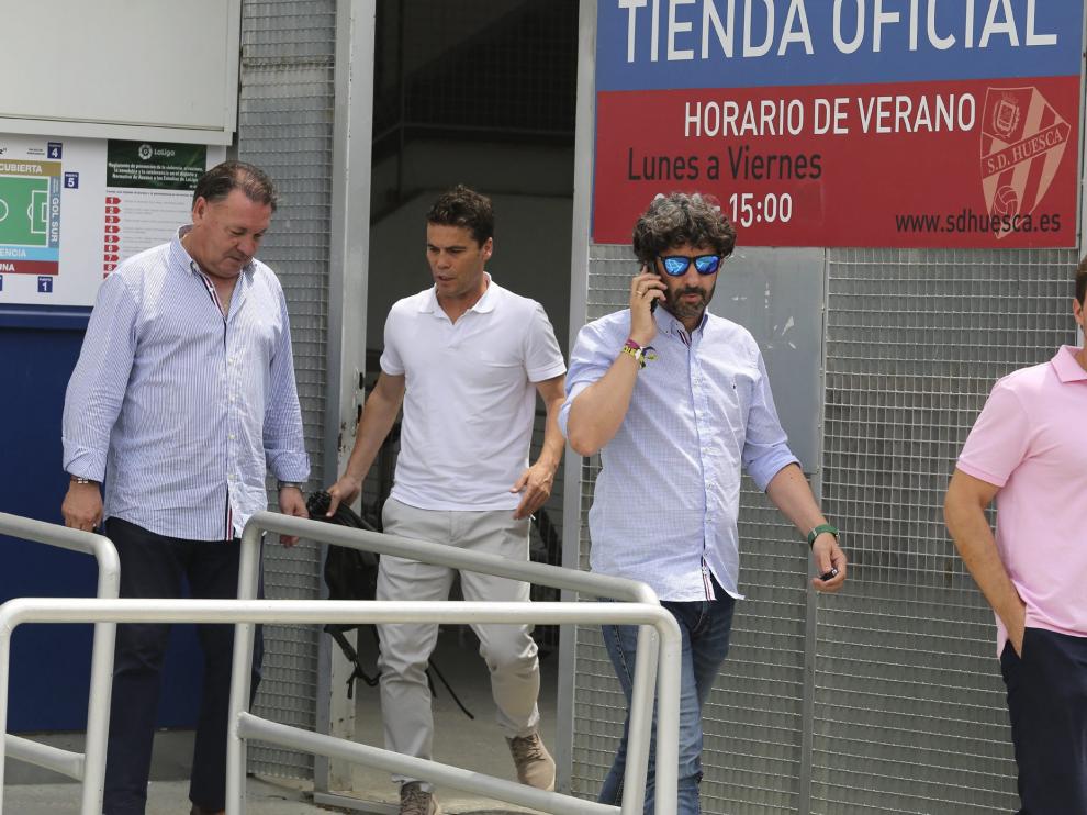 Rubi sale de la reunión celebrada en El Alcoraz junto a Agustín Lasaosa, Emilio Vega y Josete Ortas.