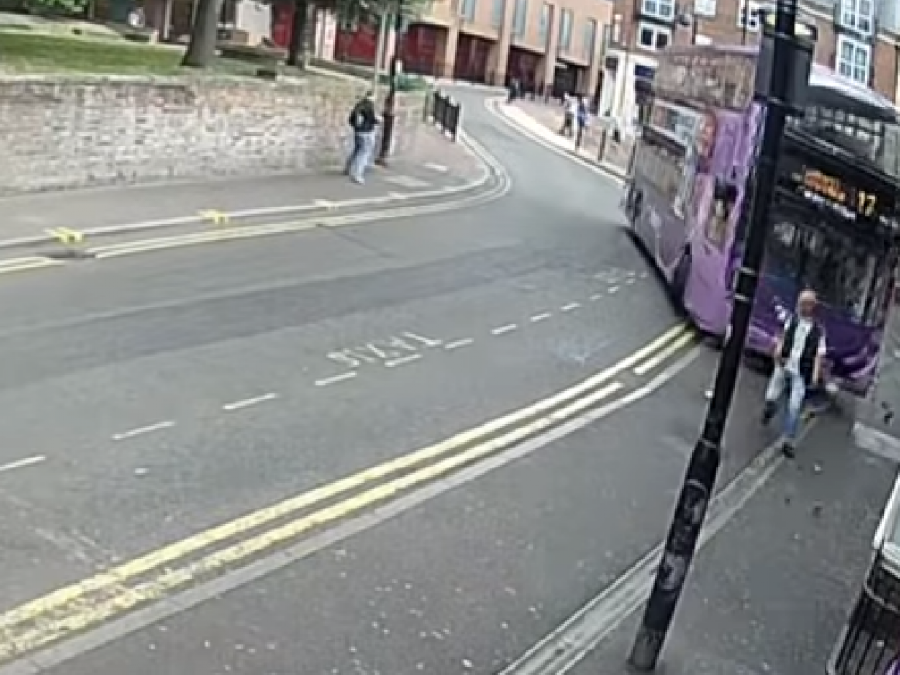 Momento en que el hombre es arrollado por el autobús, el pasado sábado en Reading (Reino Unido).
