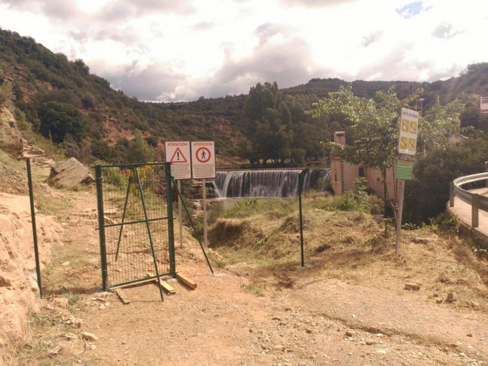 El Ayuntamiento ultimaba ayer la colocación de vallas en torno al salto y la zona de baño.