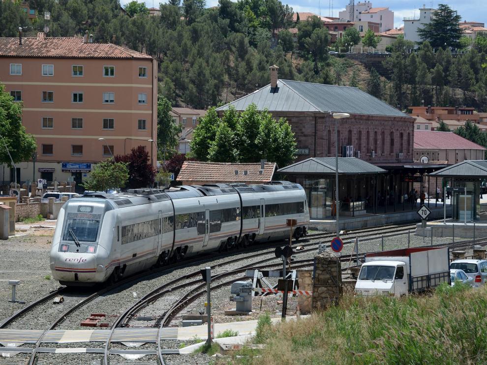 Un tren procedente de Valencia sale de la estación de Teruel.
