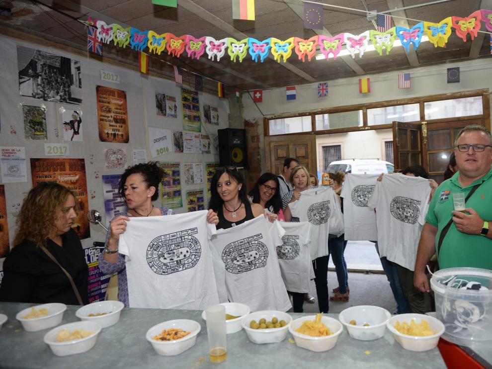 Las peñas formalizan las inscripciones. Los locales de las veinte peñas que forman parte de las fiestas de la Vaquilla viven su semana más intensa con los preparativos para los días grandes de la fiesta, del 7 al 10 de julio. Muchas de estas agrupaciones se reunieron ayer -como el Despiste, en la foto para formalizar las inscripciones, distribuir los vales de comida y bebida y el reparto de camisetas de regalo.