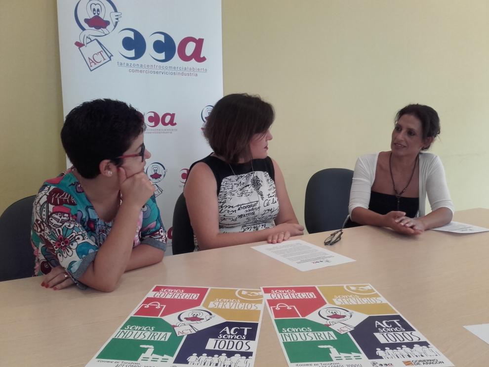 De izquierda a derecha, Ana Tarazona, gerente de ACT; Lourdes Sánchez, presidenta de ACT; y Loli Gilaberte, miembro de la asociación.