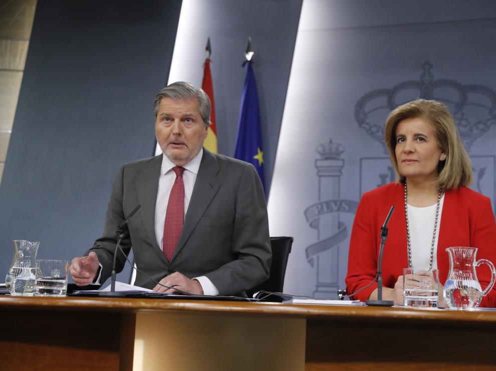 Méndez de Vigo y Báñez tras el Consejo de Ministros.