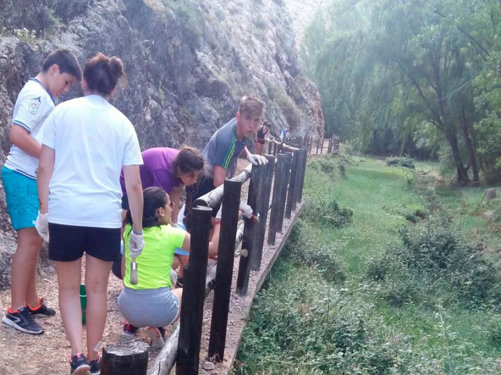 Los jóvenes reparan un sendero próximo al río Martín, en Montalbán.