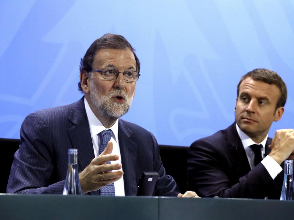 Rajoy junto a Macron en la rueda de prensa.