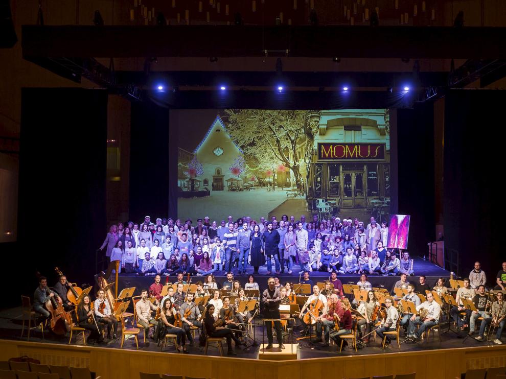 El coro Amici Musicae y la Orquesta Reino de Aragón, dos de los conjuntos residentes del Auditorio, durante un ensayo de la ópera 'La bohème', en la sala Mozart.