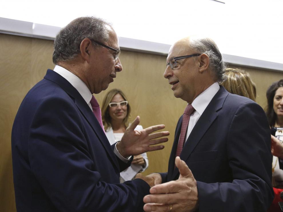 El ministro de Hacienda y Administraciones Públicas, Cristóbal Montoro, saluda al consejero del Gobierno de Aragón, Fernando Gimeno, durante su asistencia al consejo de Política Fiscal y Financiera, este jueves en Madrid.