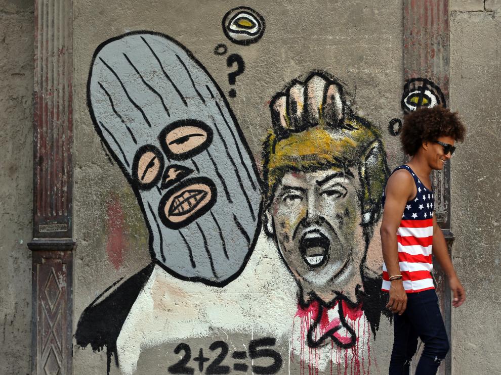 Un grafiti de Trump decapitado "ilustra" una transitada calle de La Habana.