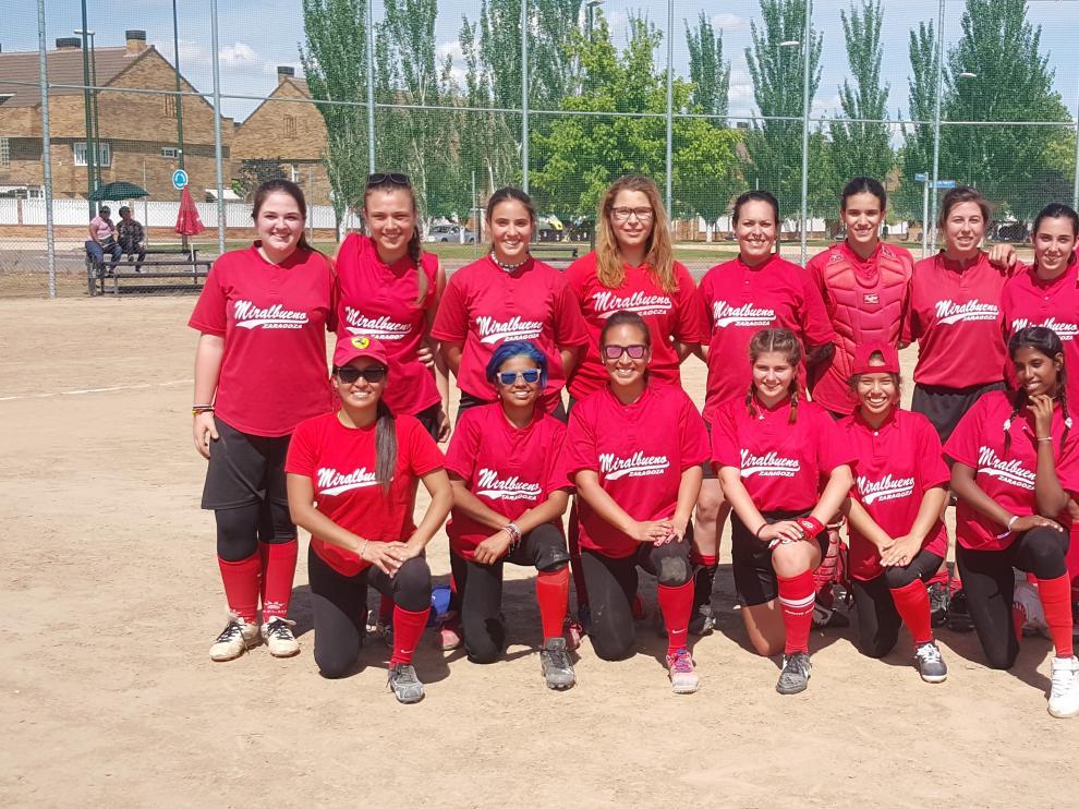 Foto de familia de las jugadoras del equipo de sófbol femenino del CBS Miralbueno.