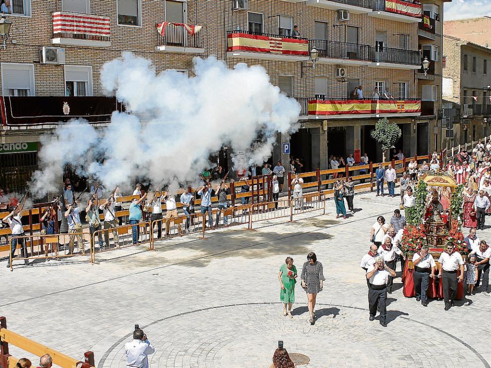 El estruendo de las torderas acompañó la procesión ayer por la mañana en Gallur.