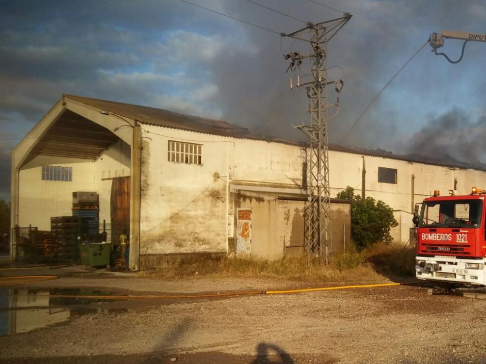 Los Bomberos de la DPZ se encuentran trabajado en la extinción del incendio que se ha declarado esta madrugada.