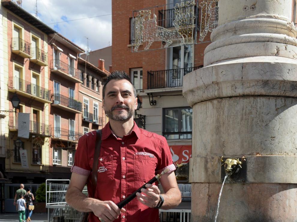 José Manuel Alba, en la plaza del Torico con su dulzaina.