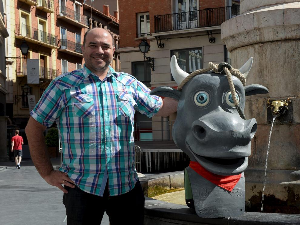 Jorge Martín, con el cabezudo del toro ensogado.