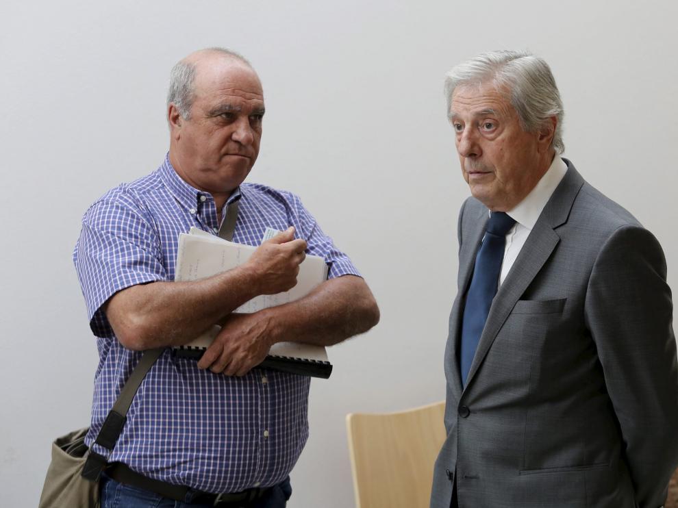 Javier Mur izquierda con su abogado, antes de entrar a la sala de vistas.
