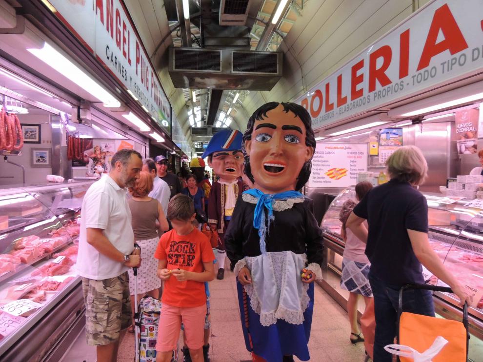La comparsa de Cabezudos Exaltados visitó el Mercado Central el pasado sábado