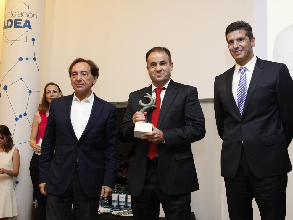 Salvador Arenere, Álvaro Corrales y Juan Manuel Aliende, durante la entrega ayer del premio al Socio del Año.
