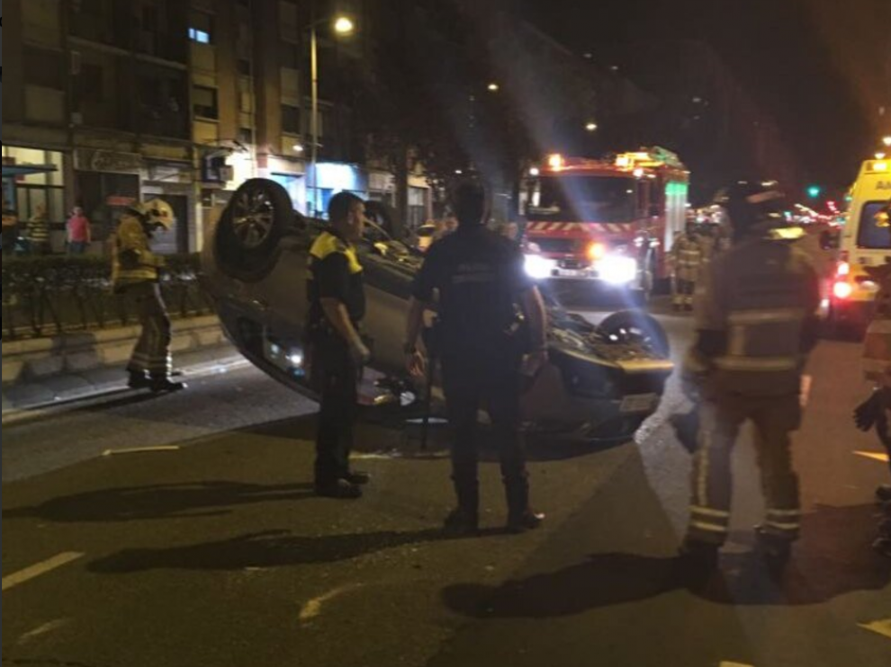 Uno de los vehículos involucrados quedó volcado sobre la calzada.