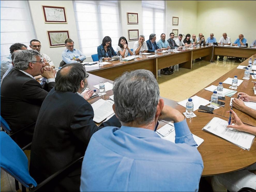 El consejero Joaquín Olona a la izquierda presidió ayer la reunión de la Mesa de Producciones Agrarias en la sede de la DGA.