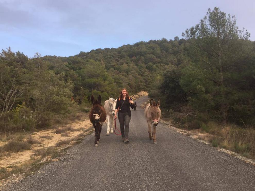 Valerie, trasladando unos burros desde Aluján