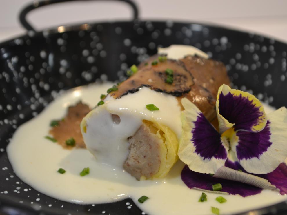Bechamel de trufa de verano que acompaña un canelón frío de carrilleras y Tronchón.