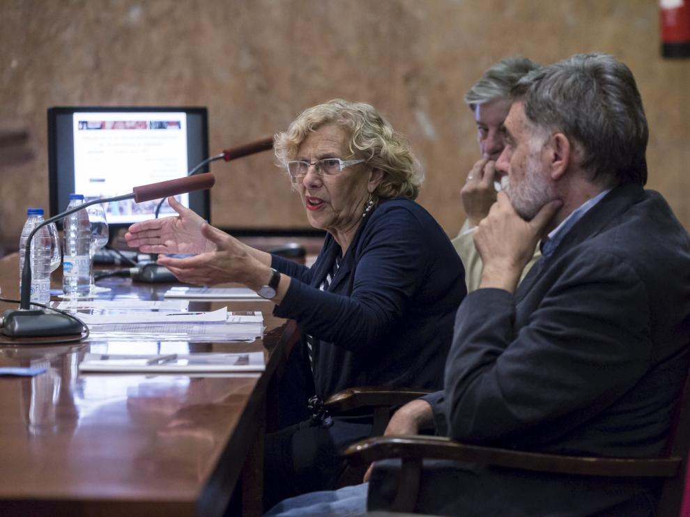 La alcaldesa de Madrid, Manuela Carmena, entre el alcalde Santisteve y Manuel Calvo.