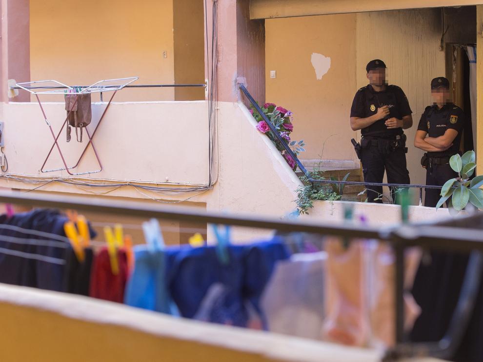 Dos agentes en el lugar del crimen.