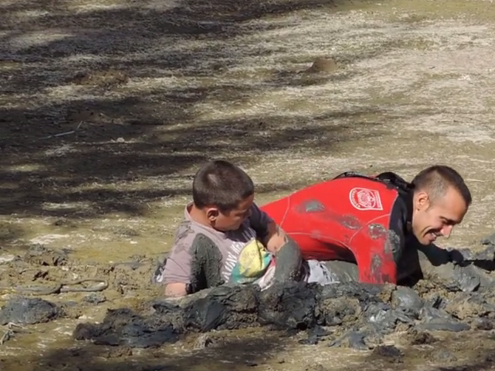 Un niño se queda atrapado en un fango junto al azud del Ebro.