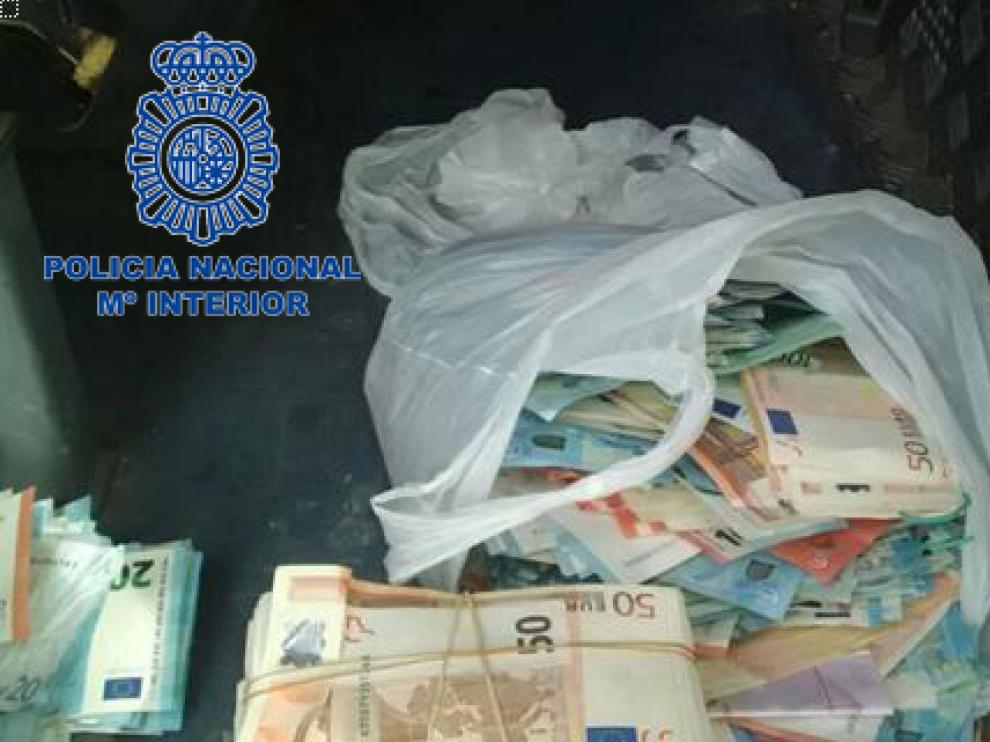 Dinero encontrado por la Policía Nacional en una operación contra una banda que blanqueaba dinero en Zaragoza.
