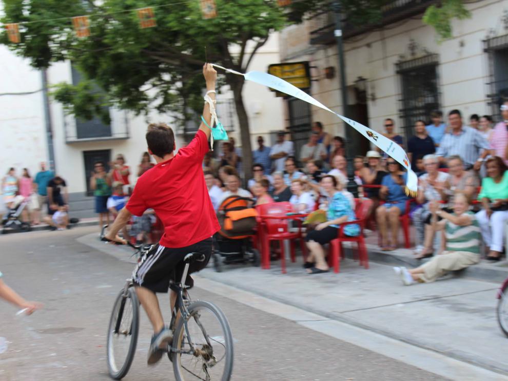 La carrera de cintas es uno de los actos tradicionales en las fiestas de Peñaflor