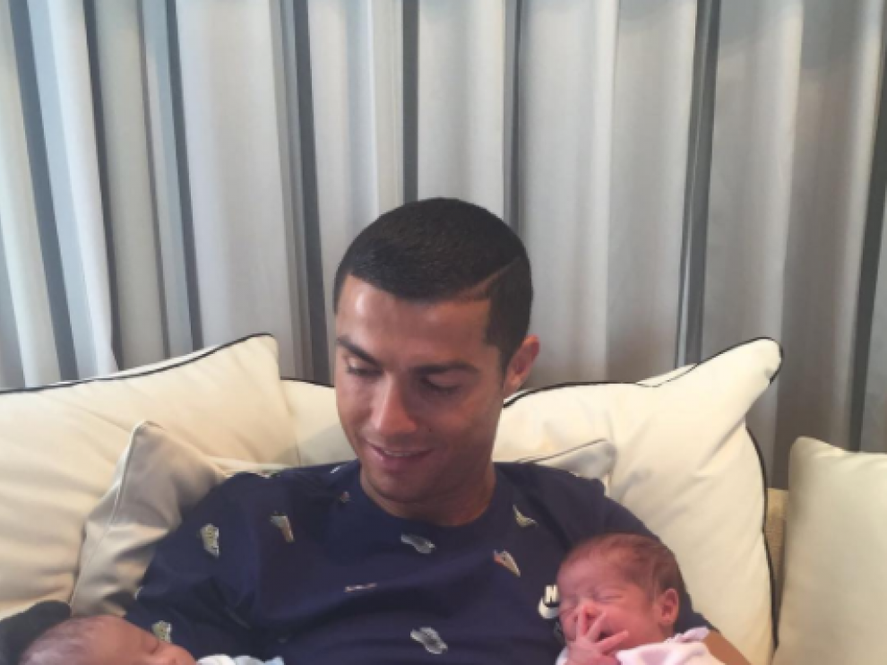 Ronaldo con sus recién nacidos.