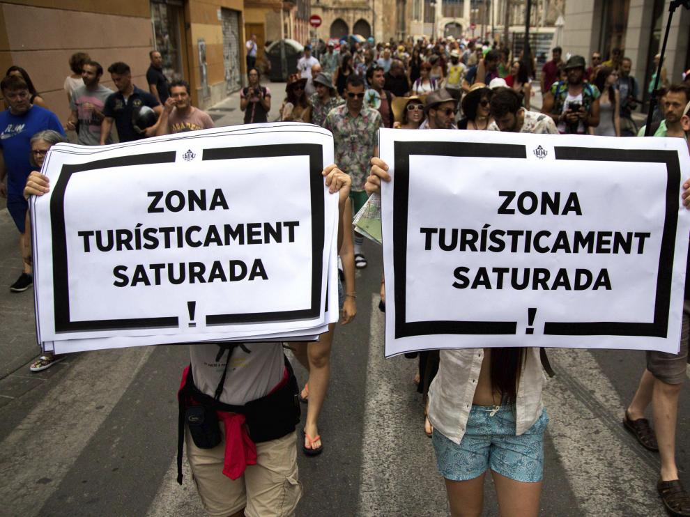 Vecinos disfrazados de turistas y una 'meada colectiva' en protesta por la 'turistificación' del centro de Valencia.