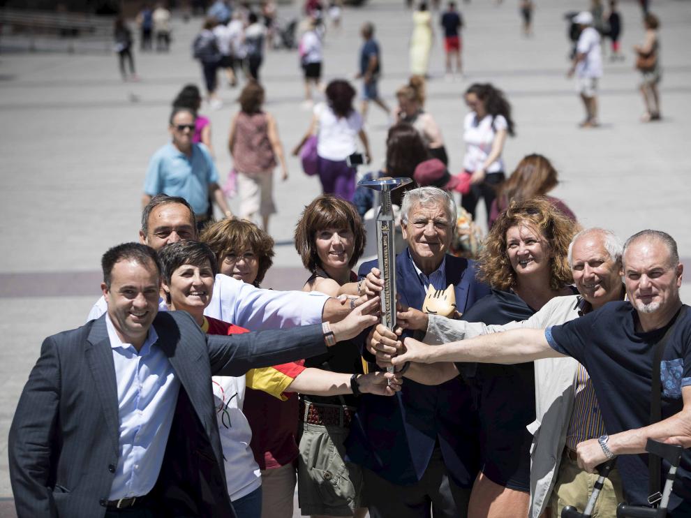 Álvaro Corrales, Esther Lahoz, José María Esteban Celorrio, Gema Usieto, Jana Rodrigo, Fernando Lozano, Pilar Tejel, Juan Vizcaíno y Fernando Vila, en la plaza del Pilar.