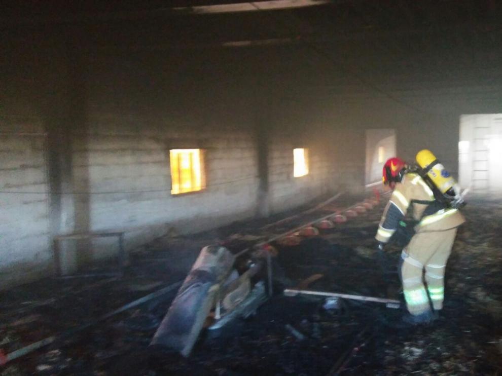 Bomberos trabajando en la granja de Fuendetodos.