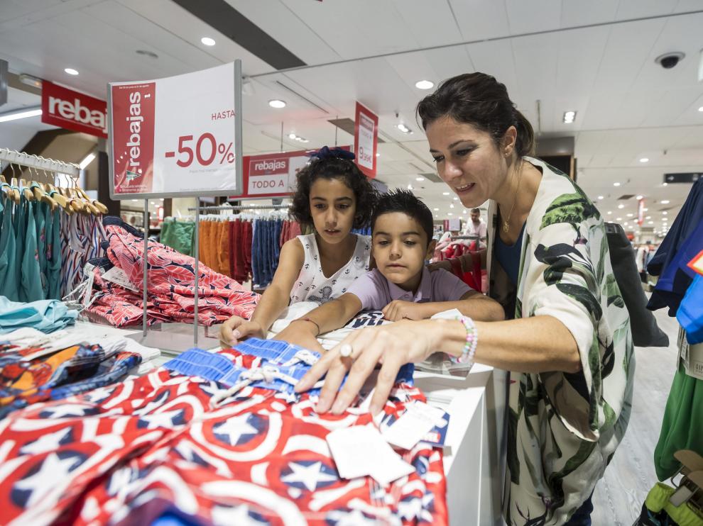 Mª Cruz Calvo y sus hijos María y Jaime acudieron a las rebajas en familia.