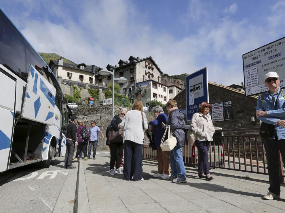 un grupo de turistas preparados para salir hacia el Pirineo.