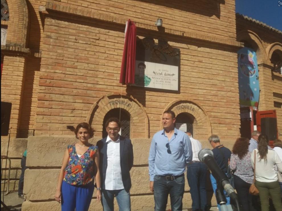 Placa en homenaje a Víctor Barrio en el Coso de Teruel