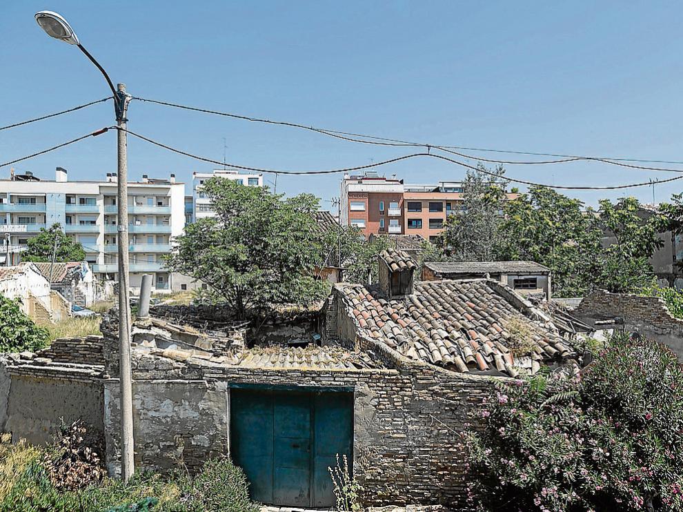 Edificios en semirruina en plena ribera, a la altura de la calle de Lourdes.