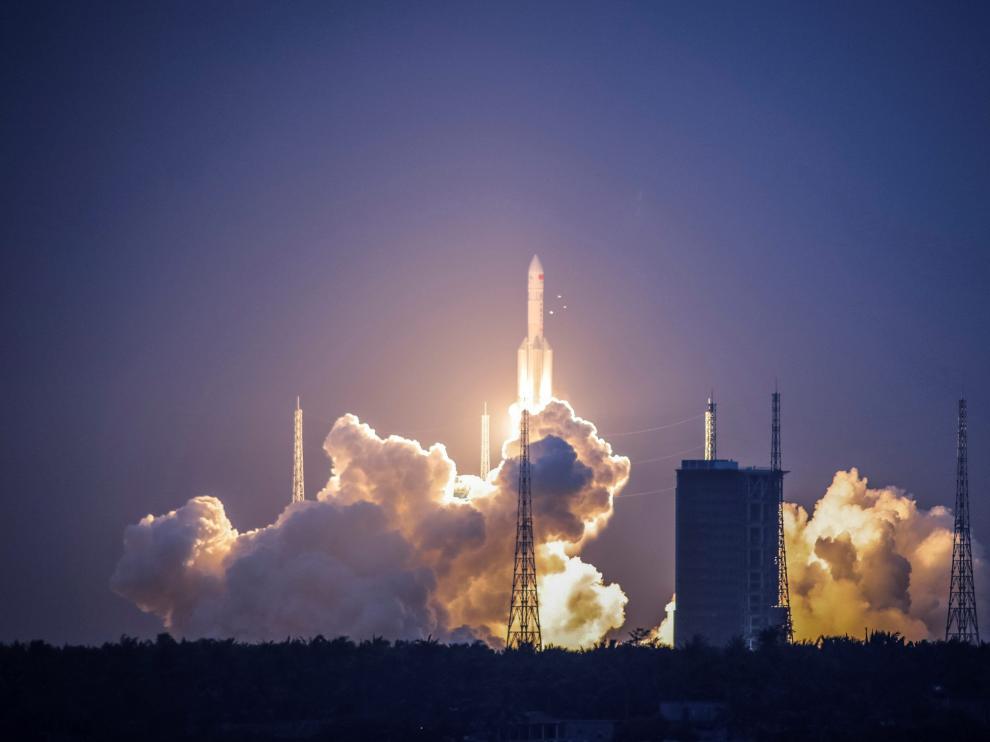 China lanza el cohete que llevará al espacio sus misiones más importantes.