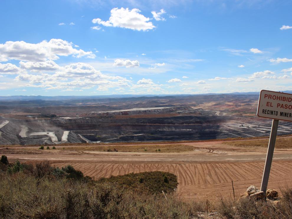 Una de las minas a cielo abierto que la empresa Samca explota en Ariño.