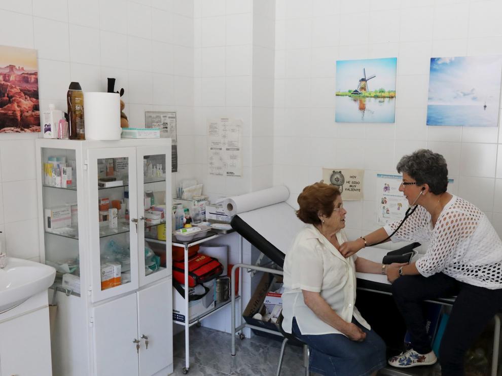 Carolina Pérez atiende a una paciente en el centro de la localidad turolense de Bronchales.