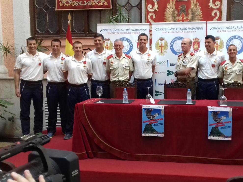 Equipo de cadetes que participarán en el reto de cruzar a nado el Estrecho