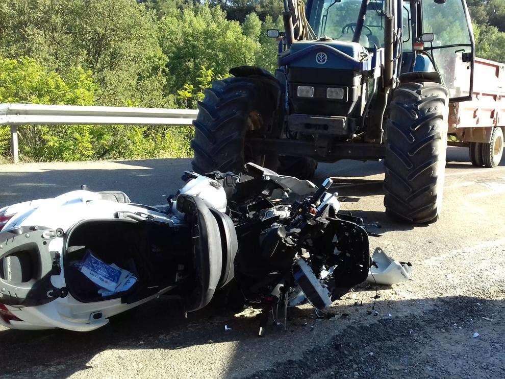 La motocicleta y el camión implicados en el accidente.